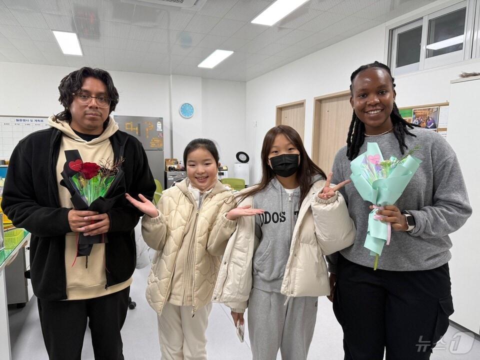 본문 이미지 -   &#39;원어민 보조교사와 함께하는 진도글로컬교육센터 겨울방학캠프&#39;에서 원어민 교사와 학생들이 기념사진을 찍고 있다.&#40;전남도교육청 제공&#41;/뉴스1