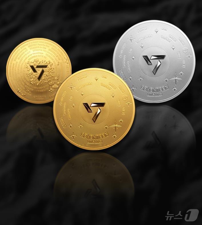 본문 이미지 - 세븐틴 데뷔 10주년 기념메달(한국조폐공사 제공)/뉴스1