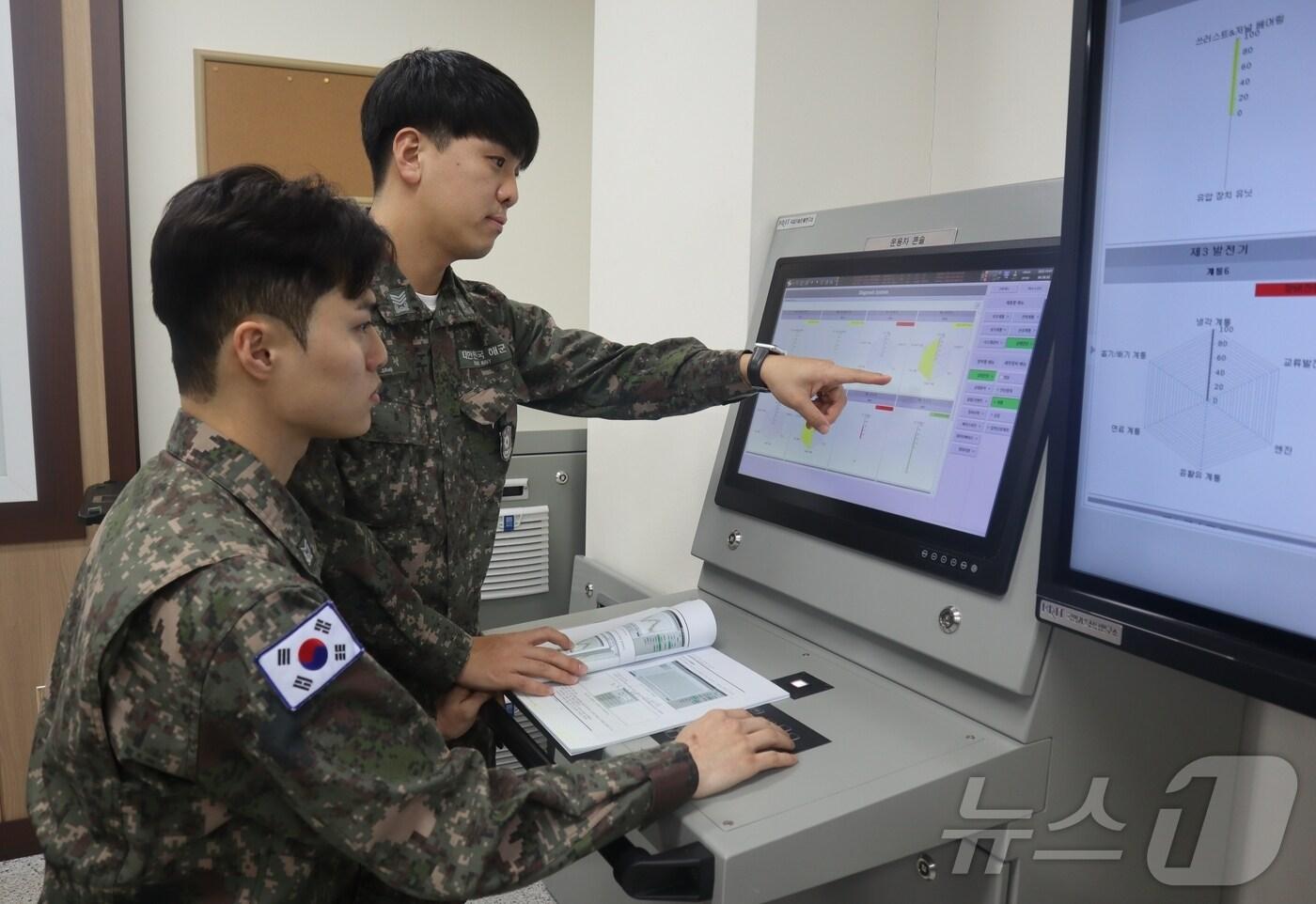  해군 교육생들이 국방기술진흥연구소 및 한화시스템으로부터 증여 받은 함정 추진체계 상태기반진단체계(CBMS)를 시험 운용하고 있다. (한화시스템 제공)