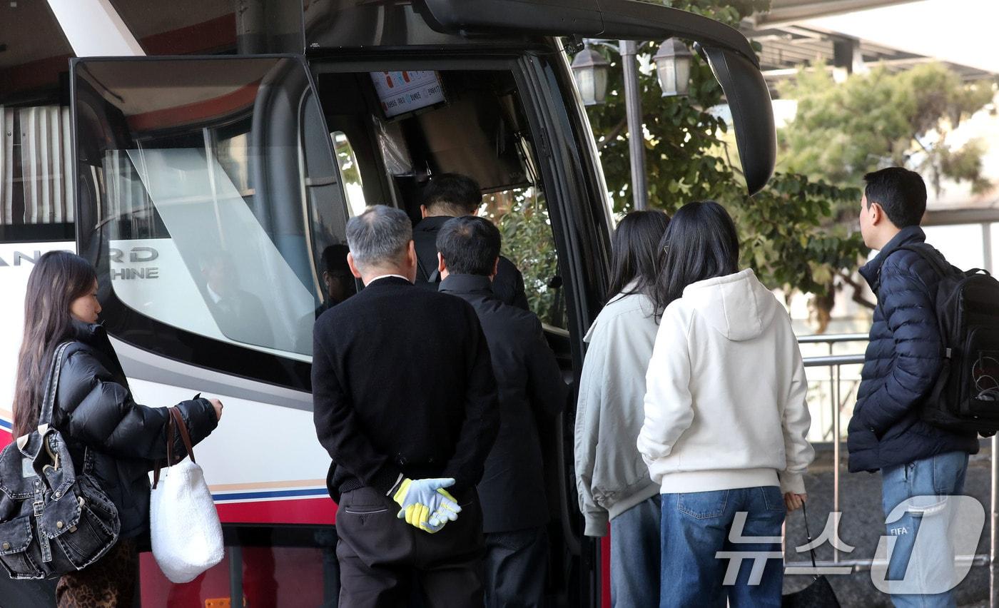 본문 이미지 - 설 연휴를 하루 앞둔 24일 오전 광주 서구 광천동 유스퀘어 종합버스터미널 승차장에서 인천공항으로 향하는 버스에 시민들이 탑승하고 있다. 2025.1.24 ⓒ 뉴스1 박지현 기자