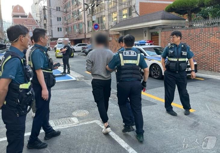 본문 이미지 - 부산경찰청 기동순찰대가 피의자를 검거하는 모습.(부산경찰청 제공) 