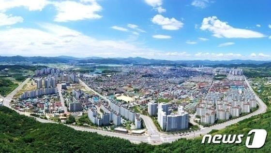 본문 이미지 -  충북 충주시민이 여전히 살기 힘들다는 반응이 나오는 가운데, 3선 조길형 시장 성과에 대한 평가가 엇갈리고 있다. 사진은 충주시 전경.(자료사진)/뉴스1