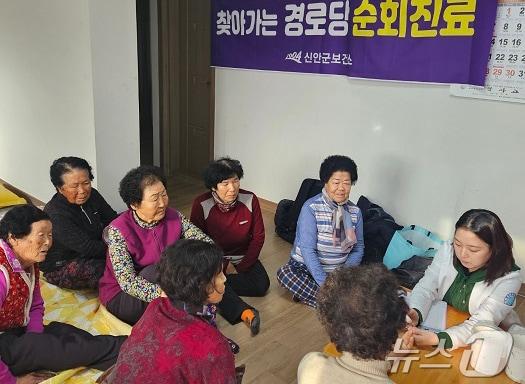 본문 이미지 - 신안군 찾아가는 경로당 순회진료 사업에서 주민들이 혈압, 혈당 측정 등 기본 검사를 하고있다. &#40;신안군 제공&#41;/뉴스1 