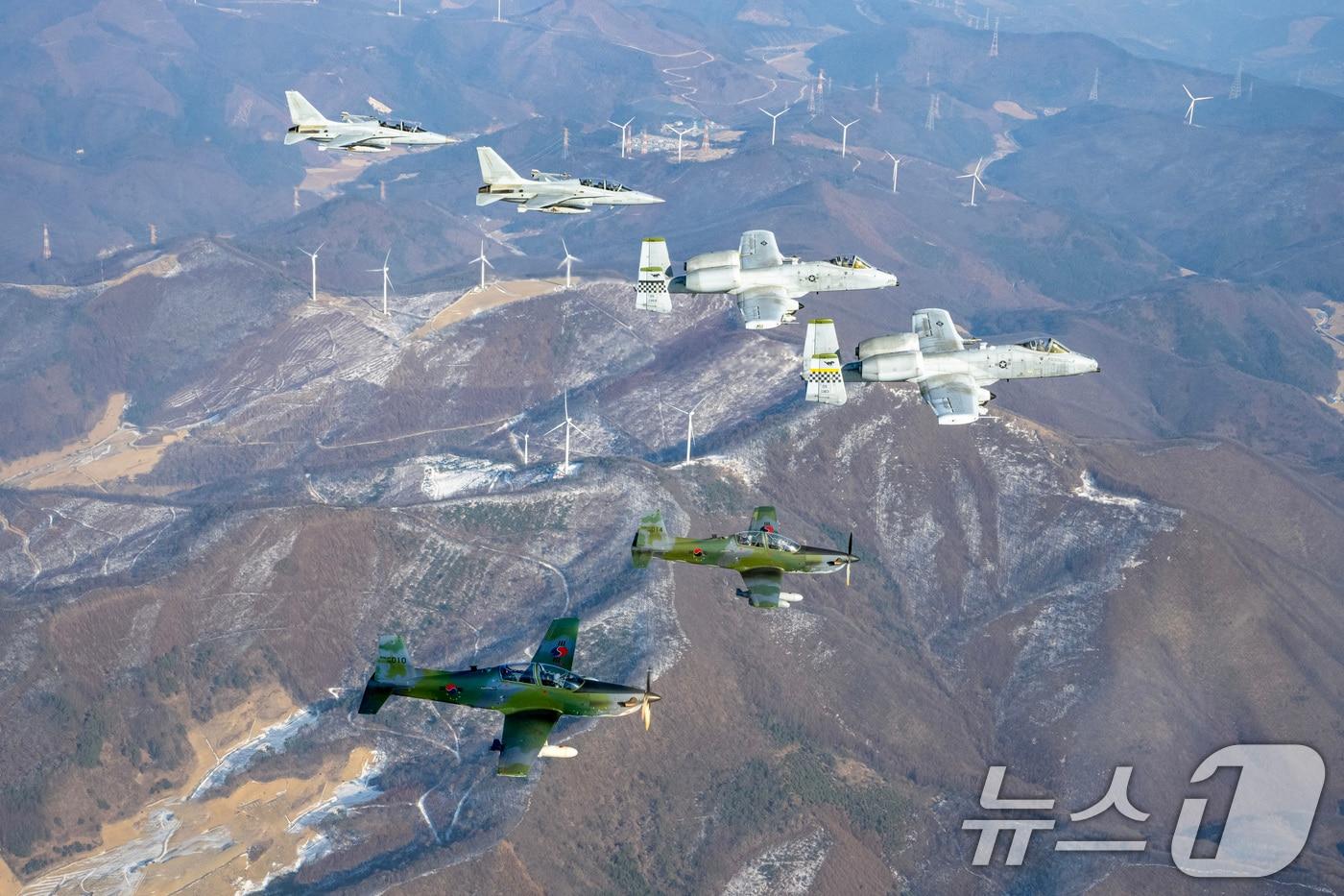 본문 이미지 - 지난 2025년 한미 공군 대대급 연합공중훈련인 '쌍매훈련(Buddy Squadron)'에 참가한 한미 항공기들.편대 왼쪽부터 한 FA-50 2기, 미 A-10 2기, 한 KA-1 2기. (공군 제공) 2025.1.24 ⓒ 뉴스1