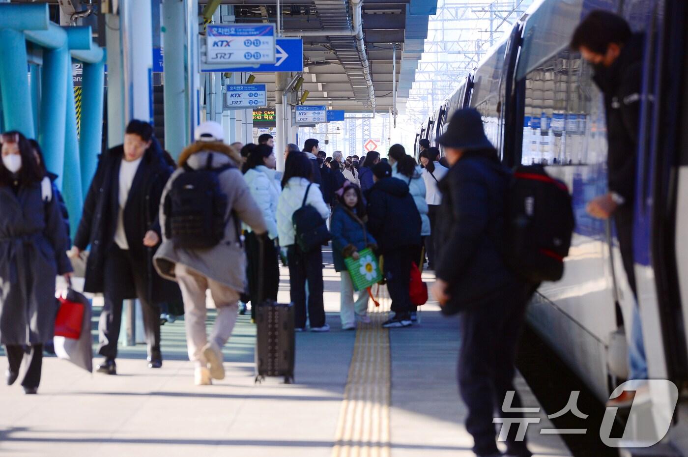 설 연휴를 하루 앞둔 24일 광주송정역이 귀성객들로 붐비고 있다. 2025.1.24/뉴스1 ⓒ News1 이승현 기자
