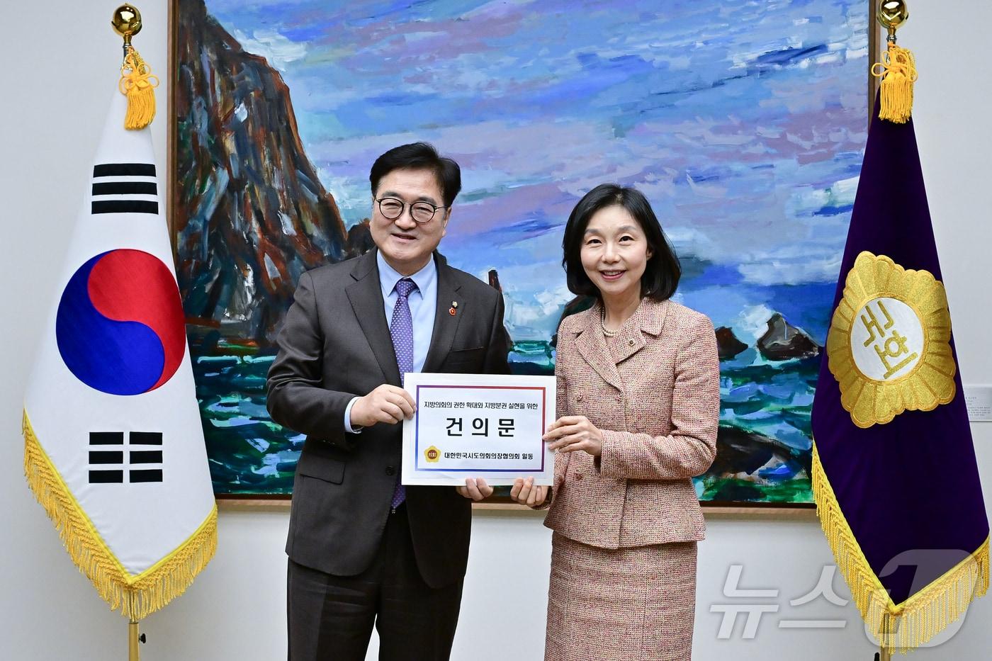 본문 이미지 - 최호정 의장이 우원식 의장에게 건의문을 전달하는 모습. (서울시의회 제공)ⓒ 뉴스1