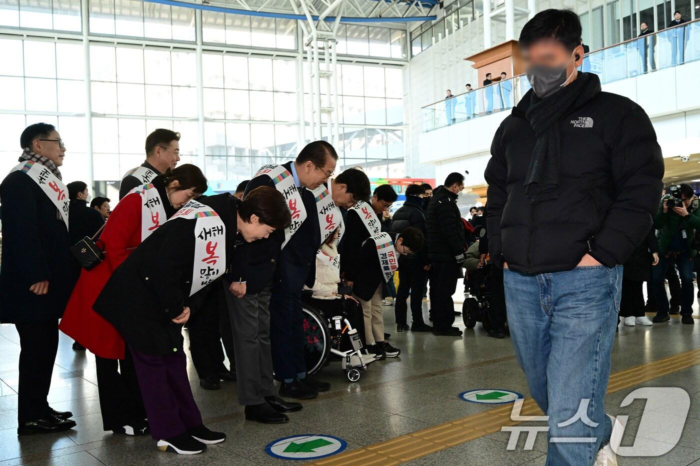 권영세 국민의힘 비상대책위원장이 24일 오전 서울 용산구 서울역에서 설 귀성 인사를 하고 있다. (공동취재) 2025.1.24/뉴스1 ⓒ News1 이재명 기자