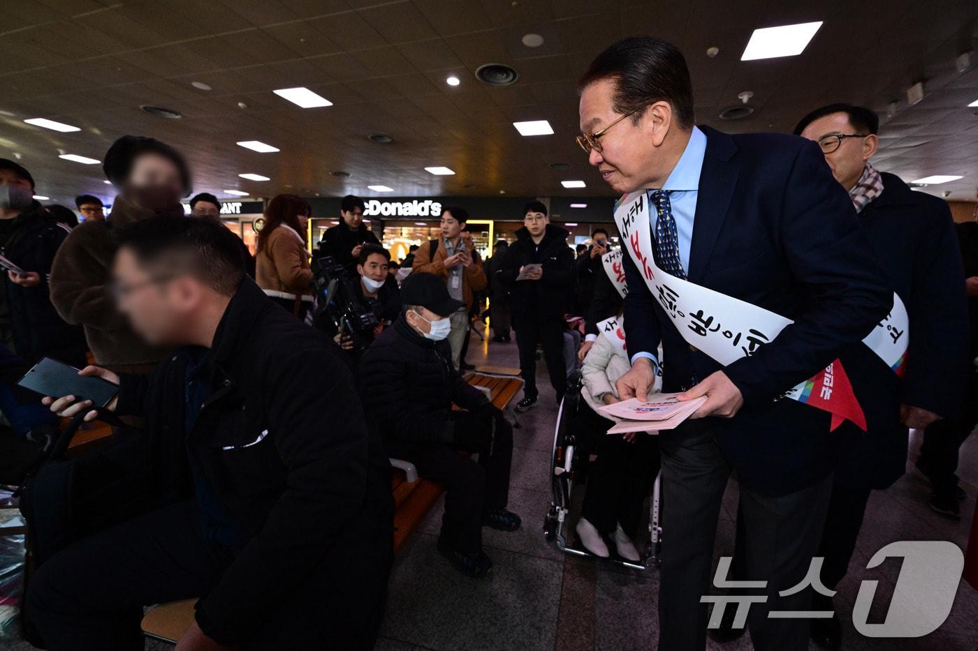 권영세 국민의힘 비상대책위원장이 24일 오전 서울 용산구 서울역 대합실에서 설 귀성 인사를 하자 한 시민이 등돌리고 있다. (공동취재) 2025.1.24/뉴스1 ⓒ News1 이재명 기자