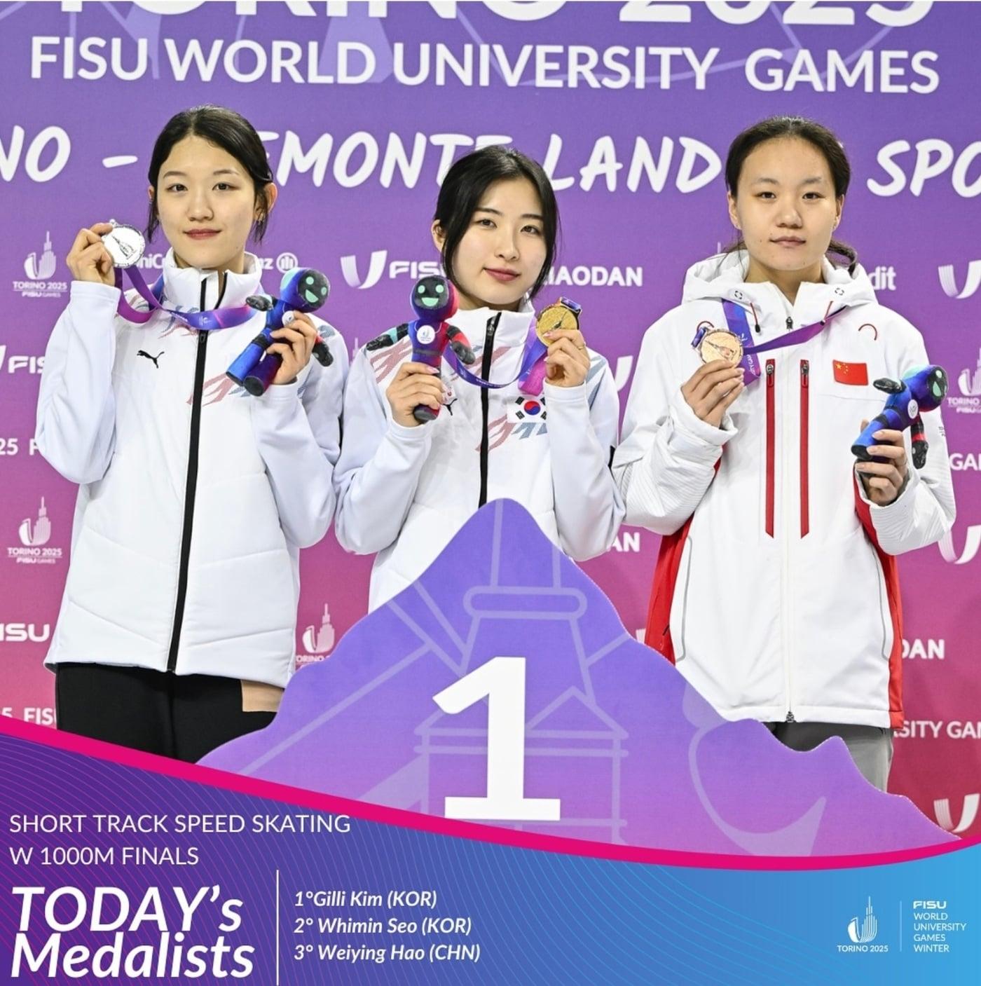 본문 이미지 - 쇼트트랙 김길리&#40;가운데&#41;와 서휘민&#40;왼쪽&#41;이 24일&#40;한국시간&#41; 열린 토리노 동계 세계 대학 경기대회 쇼트트랙 여자 1000m에서 금, 은메달을 차지한 뒤 시상식에서 기념 촬영을 하고 있다. &#40;FISU SNS 캡처&#41;
