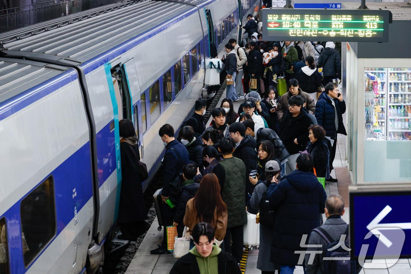 설 명절을 앞둔  지난 1월24일 오전 서울 용산역에서 귀성객들이 목포행 KTX 열차를 타고 있다. 2025.1.24/뉴스1 ⓒ News1 안은나 기자