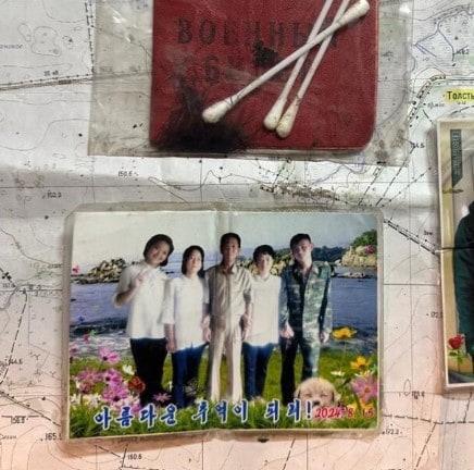 본문 이미지 - 휴먼라이츠 재단에서 운영하는 북한 전문 매체 NK인사이더에 공개된 북한군 가족사진