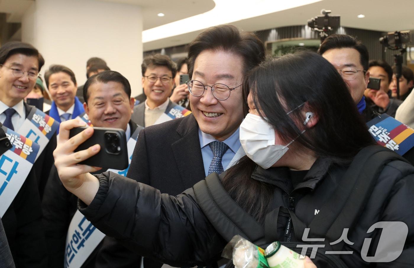 본문 이미지 - 이재명 더불어민주당 대표를 비롯한 당직자들이 설 연휴를 앞둔 24일 오전 서울 서초구 반포동 고속버스터미널에서 설 귀성객에게 인사하던 중 사진을 찍고 있다. (공동취재) 2025.1.24/뉴스1 ⓒ News1 이동해 기자