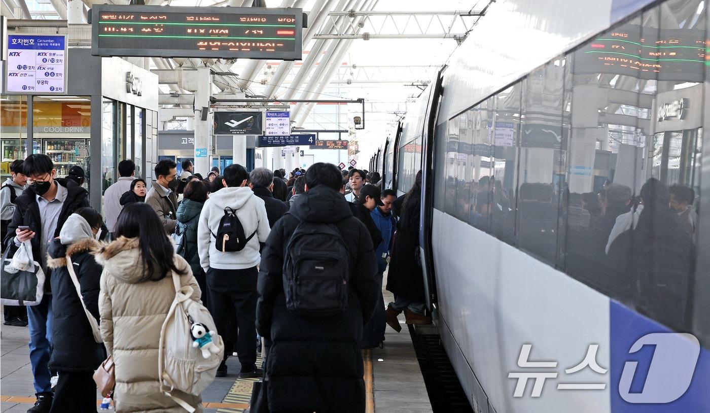 설 연휴를 하루 앞둔 24일 오전 서울 용산구 서울역이 귀성객 등 승객들로 붐비고 있다. (사진은 기사와 무관) 2025.1.24/뉴스1 ⓒ News1 장수영 기자