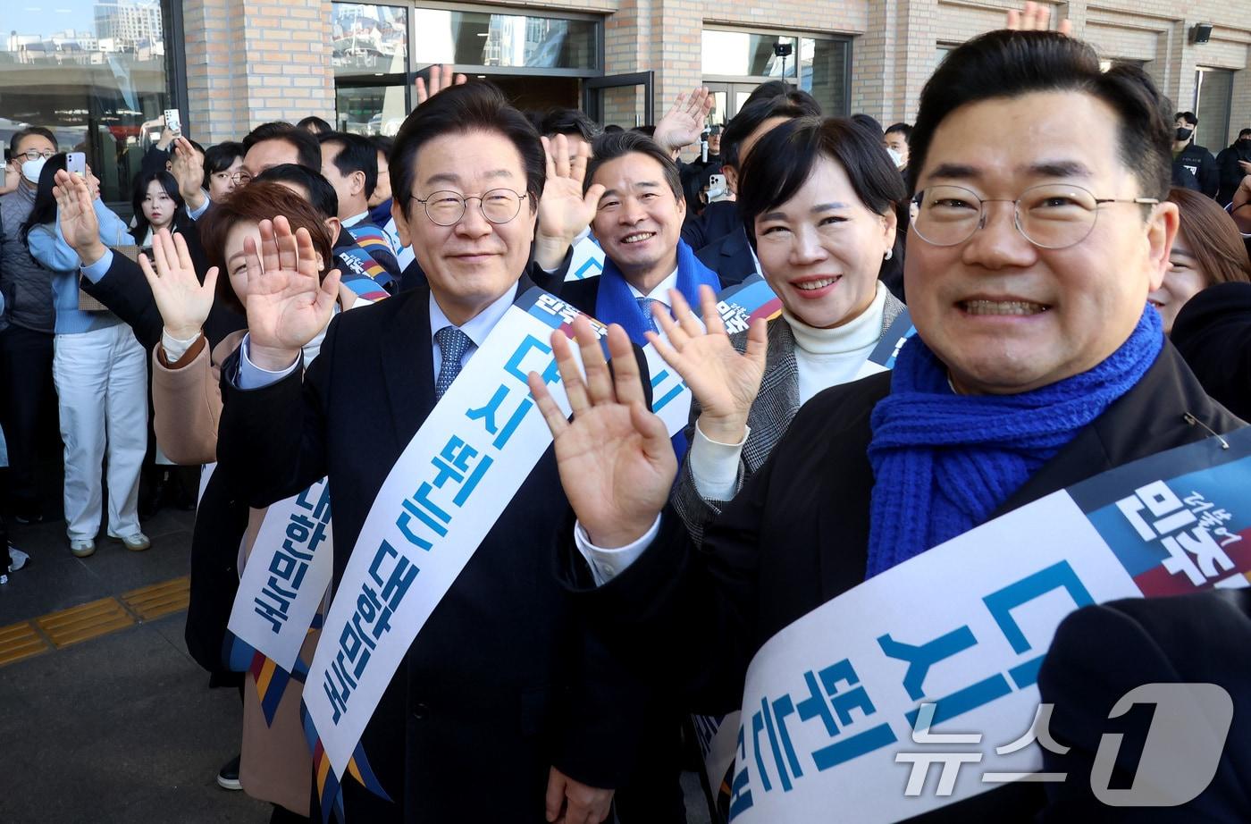 이재명 더불어민주당 대표, 박찬대 원내대표와 최고위원들이 설 연휴를 앞둔 24일 오전 서울 서초구 고속버스터미널에서 귀성객을 향해 인사하고 있다. &#40;공동취재&#41; 2025.1.24/뉴스1 ⓒ News1 이동해 기자