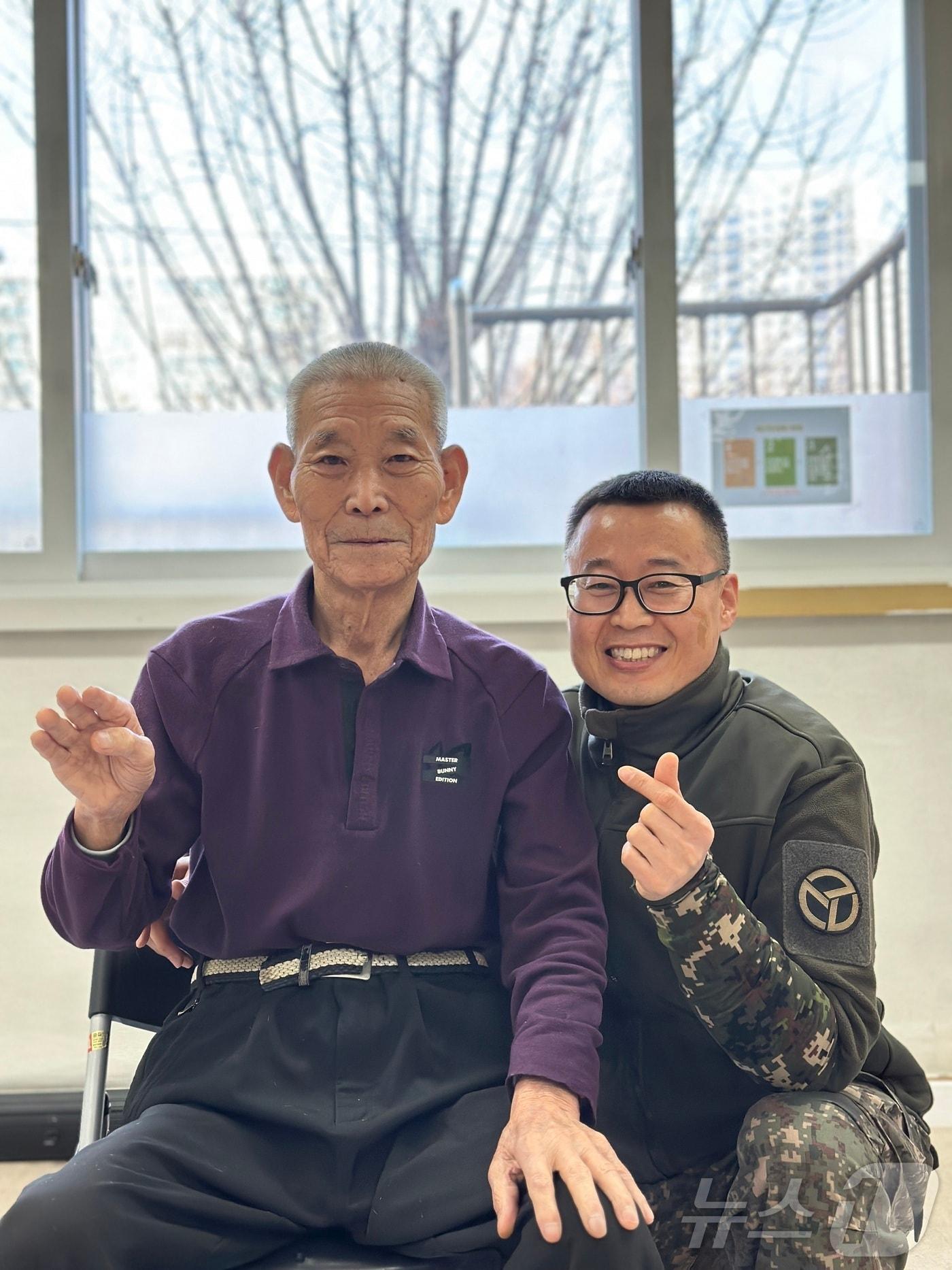 본문 이미지 - 정무성 예비군 산남동대장과 어르신(육군 37사단 제공).2025.1.24/뉴스1 