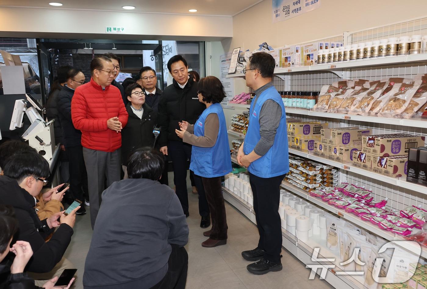 설 명절 민생안정지원 현장방문에 나선 권영세 국민의힘 비상대책위원장과 오세훈 서울시장이 24일 서울역쪽방촌 온기창고를 둘러보고 있다. &#40;공동취재&#41; 2025.1.24/뉴스1 ⓒ News1 이재명 기자