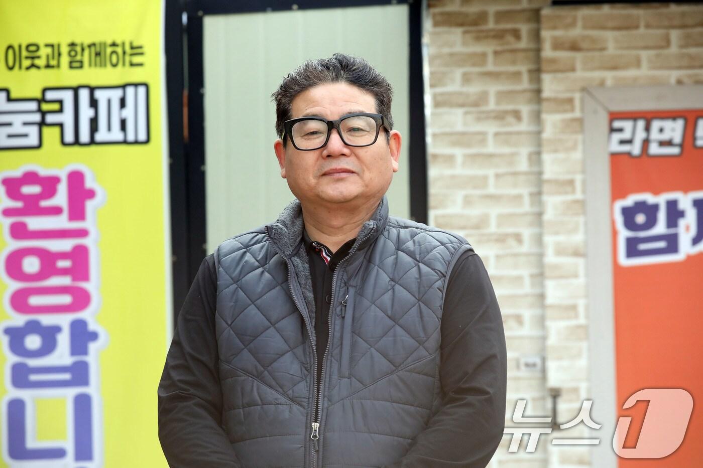자신의 횟집 한 켠을 쪼개 무료로 식사할 수 있는 나눔식당을 만든 조정선 씨(58)가 자신의 식당 앞에서 사진을 찍고 있다.2025.1.24/뉴스1 ⓒ News1 박지현 기자