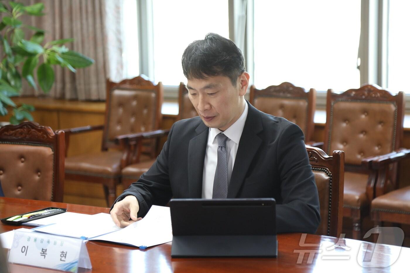 이복현 금융감독원장이 24일 오전 금감원에서 열린 '금융상황 점검회의'를 주재하고 있다. (금감원 제공)