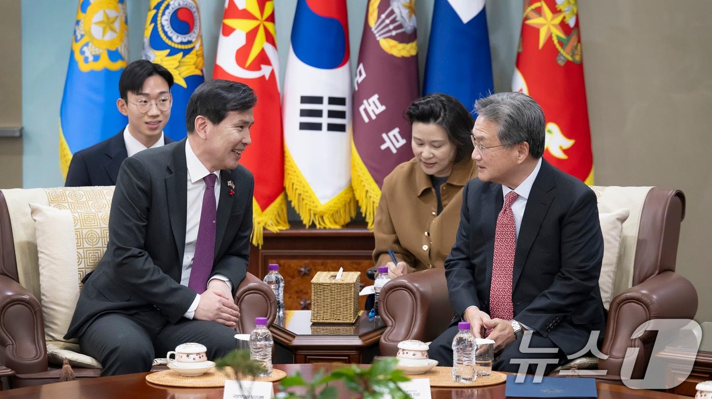 김선호 국방부장관 직무대행이 24일 서울 용산구 국방부에서 조셉 윤 주한미국대사대리와 면담하고 있다. (국방부 제공) 2025.1.24/뉴스1