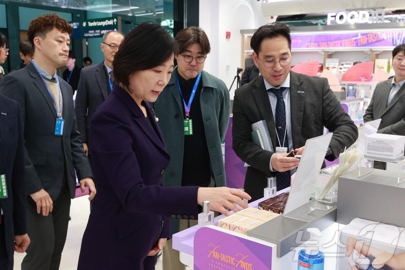 오영주 중소벤처기업부 장관이 인천국제공항 제2여객터미널 중소기업 제품 전용면세점을 방문해 매장을 둘러보고 있다.(중소벤처기업부 제공)