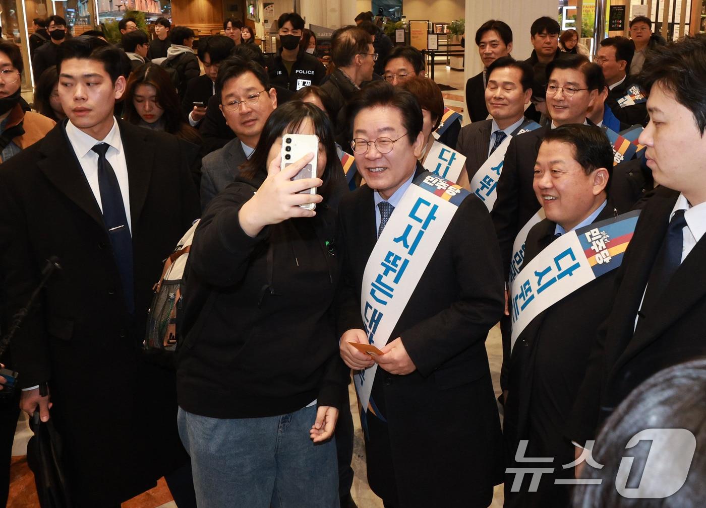 본문 이미지 - 이재명 더불어민주당 대표가 설 연휴를 앞둔 24일 오전 서울 서초구 반포동 고속버스터미널에서 설 귀성객에게 인사 중 셀카를 찍고 있다. (공동취재) 2025.1.24/뉴스1 ⓒ News1 이동해 기자