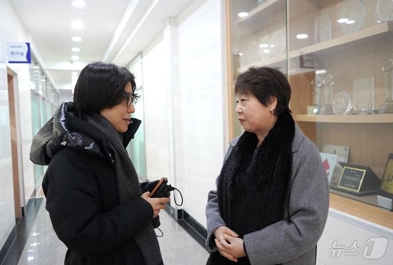 본문 이미지 - 탁영란 대한간호협회 회장이 24일 서울 한양공업고등학교 내 설치된 시험본부에서 곽숙영 한국보건의료인국가시험원 사무총장으로부터 제65회 간호사 국가고시 진행 경과 및 현황에 대한 설명을 듣고있다/대한간호협회 제공