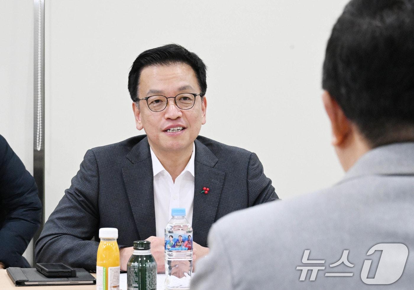 본문 이미지 - 최상목 대통령 권한대행 부총리 겸 기획재정부 장관이 24일 설 연휴 비상진료체계 점검하고자 서울 성북구 성북우리아이들병원 발열크리닉을 방문, 의료진 등과 간담회를 하고 있다. (기획재정부 제공) 2025.1.24/뉴스1