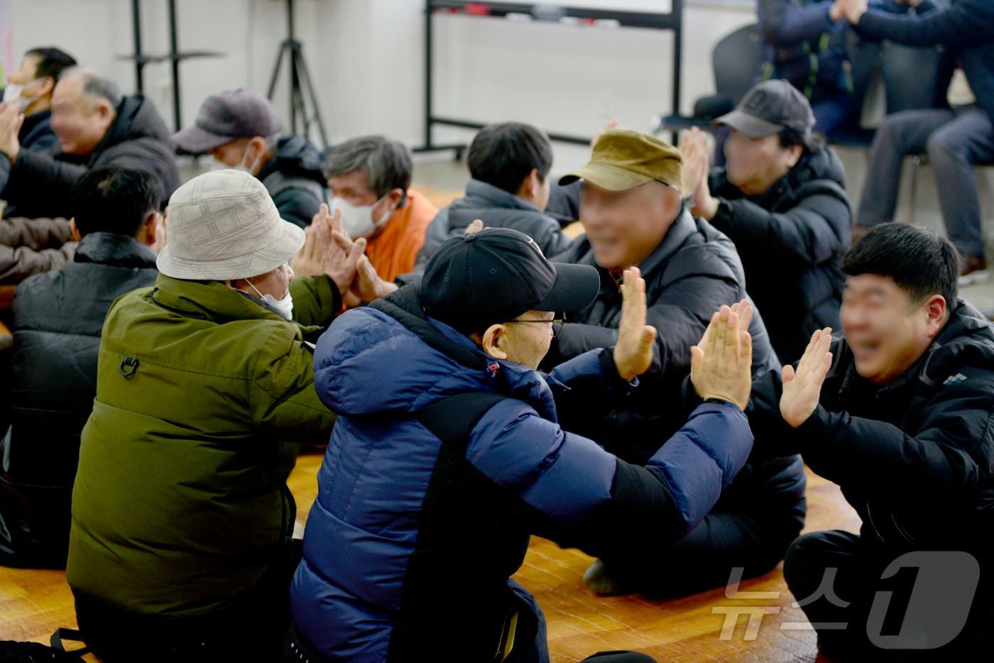 지난 23일 오후 대구 중구에 있는 더나은세상을위한공감 대구하나센터에서 열린 심리치료프로그램에 참여한 쪽방촌 주민들이 손을 마주치며 환하게 웃고 있다. 2025.1.23/뉴스1 ⓒ News1 이성덕 기자