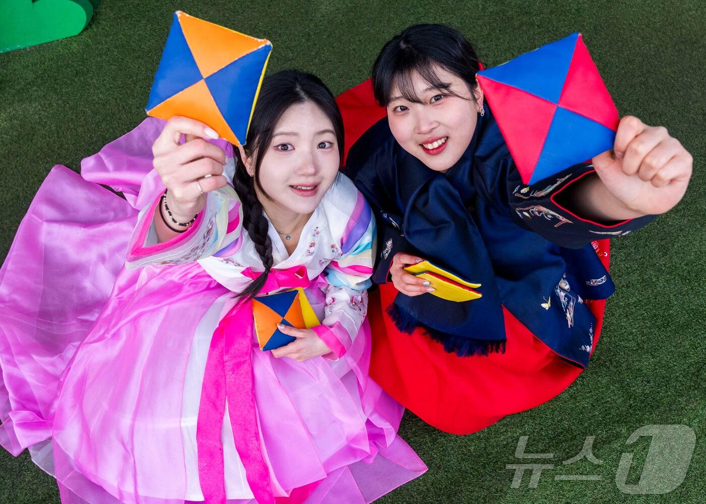 본문 이미지 - 설레는 K-놀이대전 중에 참여할 수 있는 딱지치기&#40;에버랜드 제공&#41;