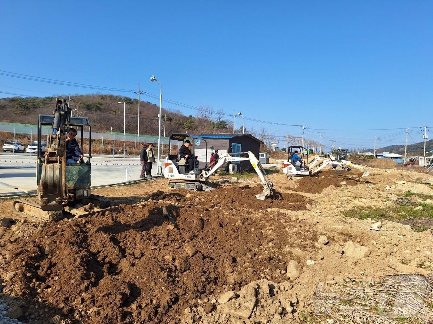 본문 이미지 - 정읍시가 농민들이 안전하고 효율적으로 영농 작업을 수행할 수 있도록 건설기계 면허 취득비를 지원한다. 면허취득 교육장면(정읍시 제공)2025.1.24/뉴스1 