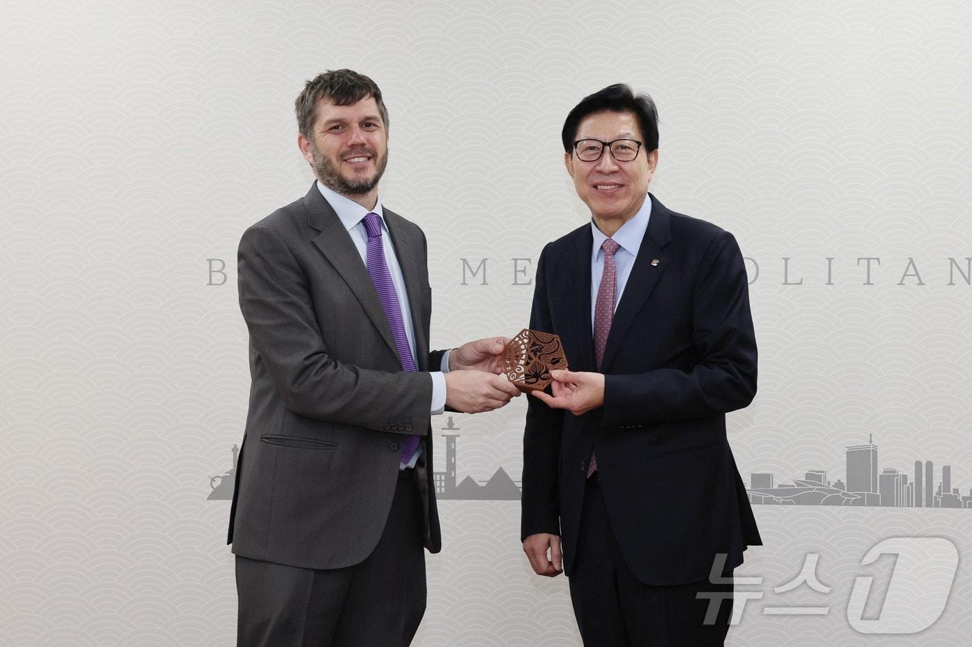 박형준 부산시장(오른쪽)과 조르디 바케르 메트로폴리 스사무총장이 24일 오전 시청 국제의전실에서 만나 기념사진을 찍고 있다.(부산시청 제공)