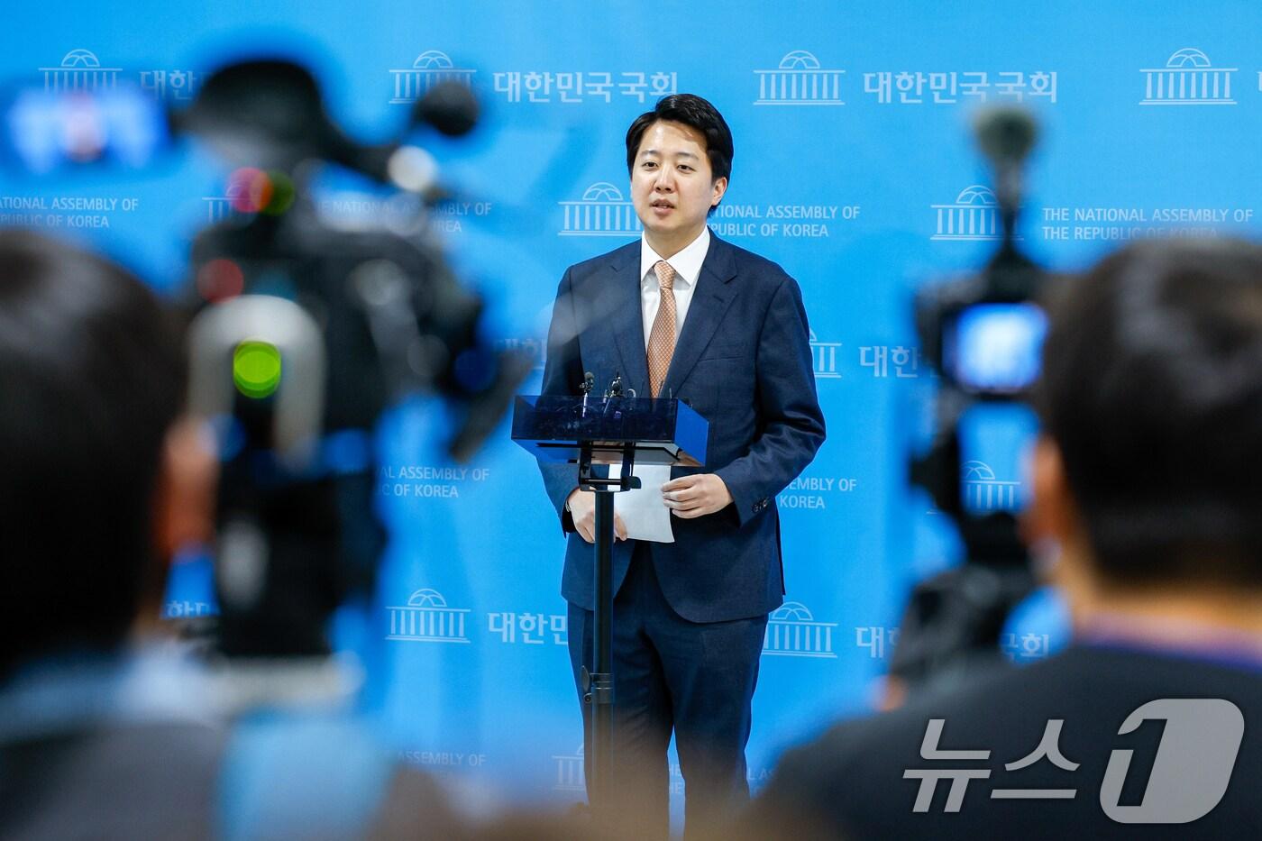 이준석 개혁신당 의원이 24일 오후 서울 여의도 국회 소통관에서 부정선거 논란에 대한 황교안 전 대표, 전한길 강사 등과의 무제한토론을 제안하며 기자회견을 한 뒤 취재진 질문에 답하고 있다. 2025.1.24/뉴스1 ⓒ News1 안은나 기자