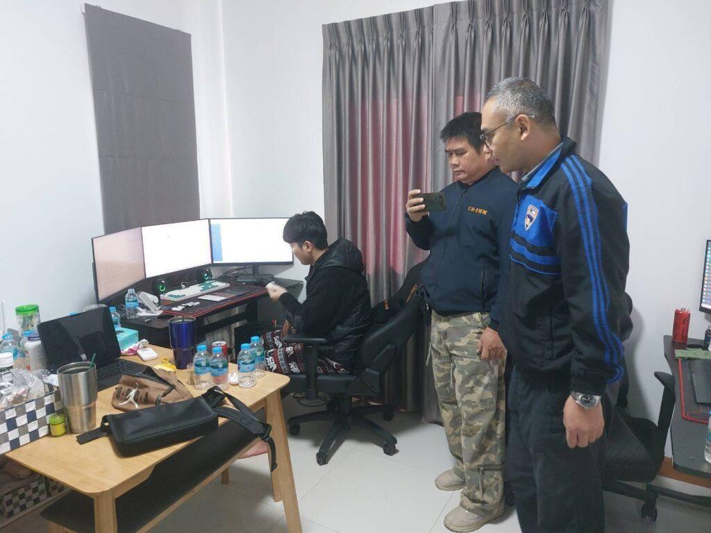 본문 이미지 - 22일 태국 경찰과 이민국 관계자들이 동북부 우돈타니주에서 불법 도박 웹사이트 운영 혐의로 적발된 한국인의 주택을 수색하고 있다. (출처=카오솟)