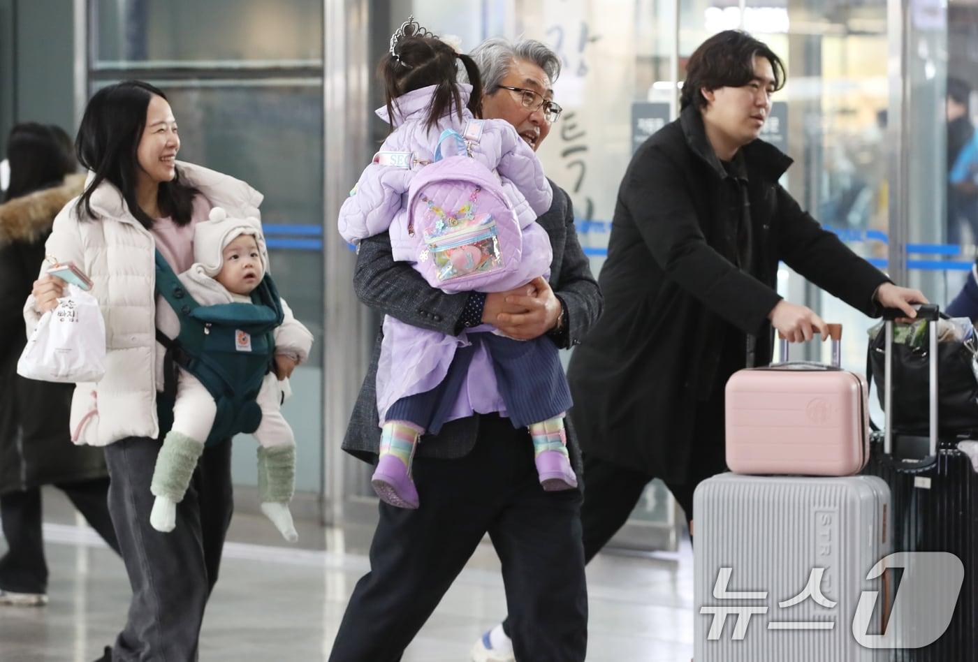 설 연휴를 하루 앞둔 24일 오후 부산 동구 부산역에서 귀성한 가족을 마중 나온 할아버지가 손녀를 안아주고 있다. 2025.1.24/뉴스1 ⓒ News1 윤일지 기자
