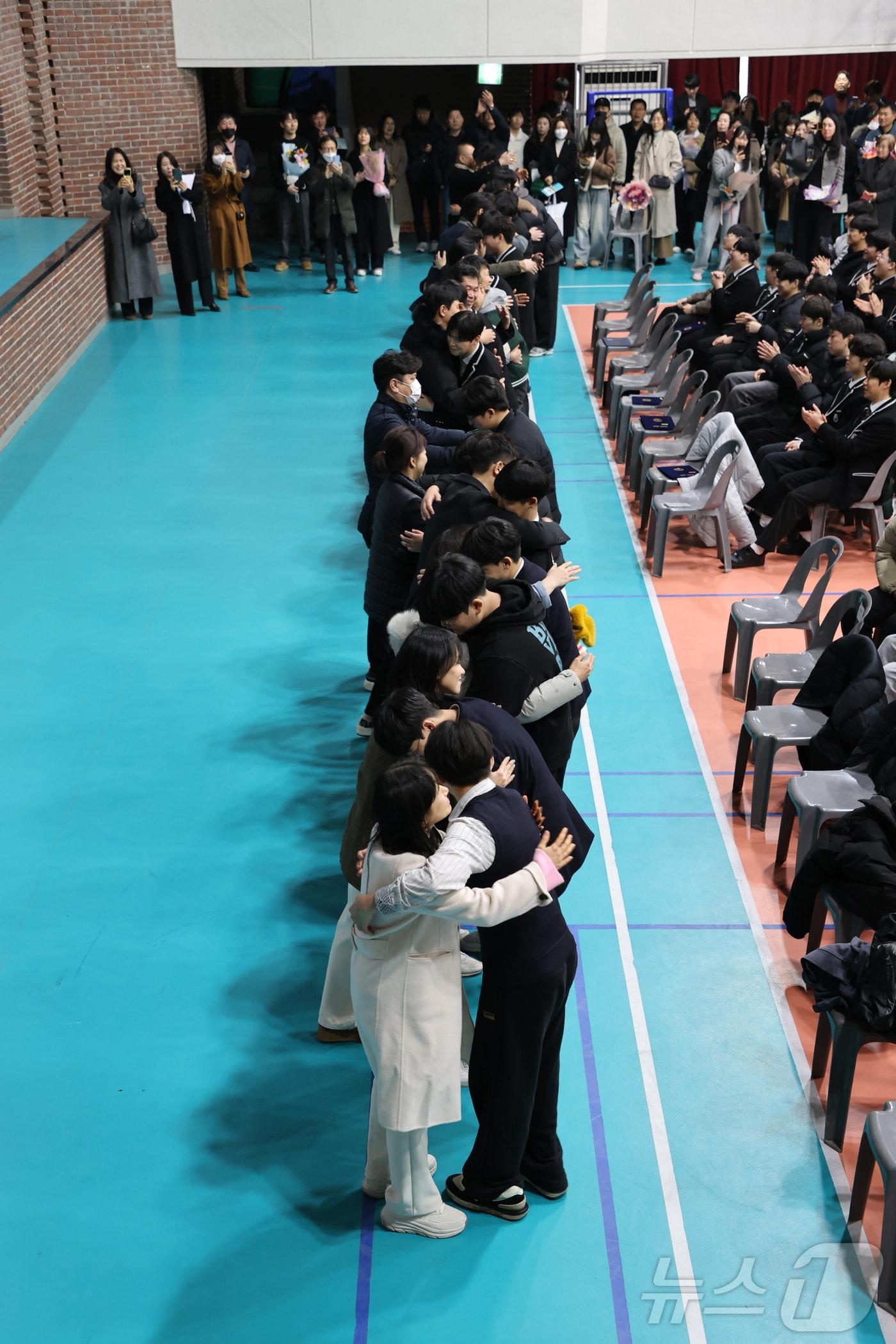 본문 이미지 - 광주 광덕고가 23일 졸업식을 갖고 학생들과 교사들이 서로 포옹하고 있다.(광덕고 제공)2025.1.24./뉴스1