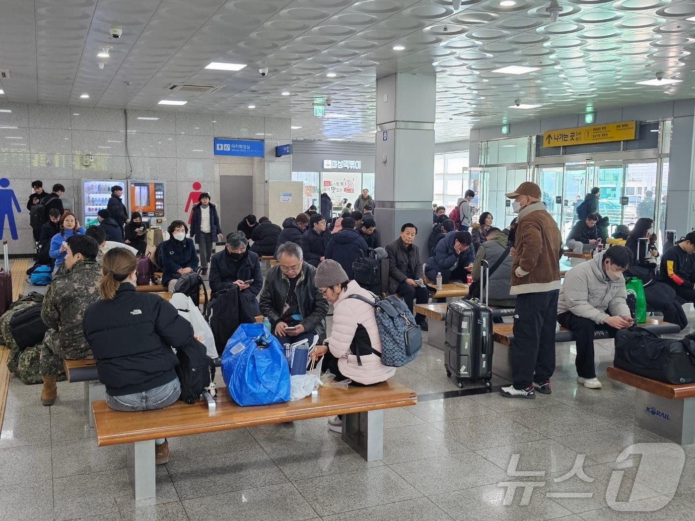 본문 이미지 - 설 연휴를 하루 앞둔 24일 창원중앙역 대합실에서 귀성객들이 열차를 기다리고 있다. 2025.1.24 ⓒ 뉴스1 박민석 기자