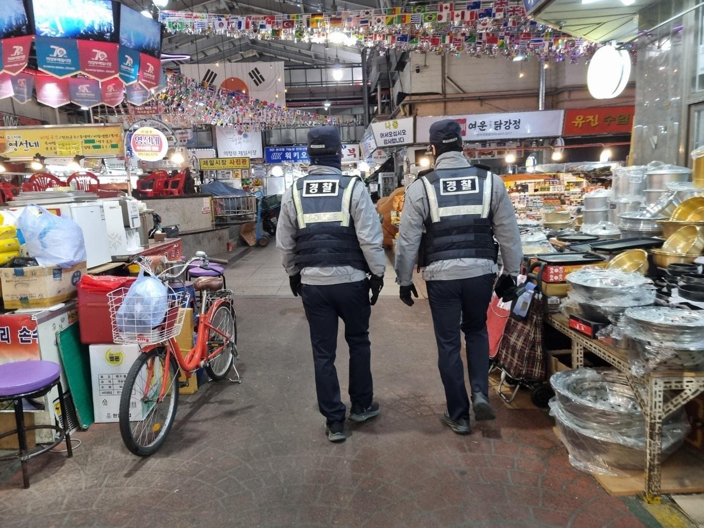 본문 이미지 - 경기 의정부시 제일시장에서 순찰하는 경기북부경찰(경기북부경찰청 제공)/뉴스1 