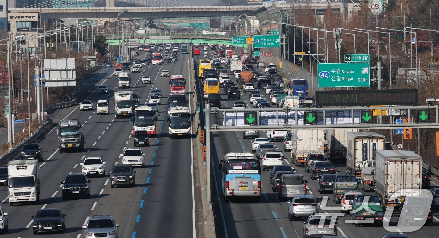 설 연휴를 하루 앞둔 24일 경기 용인시 기흥구 경부고속도로 수원신갈IC 인근 고속도로에서 귀성 차량이 이동하고 있다. 2025.1.24/뉴스1 ⓒ News1 김영운 기자