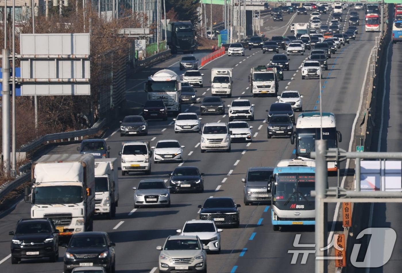 설 연휴를 하루 앞둔 24일 경기 용인시 기흥구 경부고속도로 수원신갈IC 인근 고속도로에서 귀성 차량이 이동하고 있다. 2025.1.24/뉴스1 ⓒ News1 김영운 기자