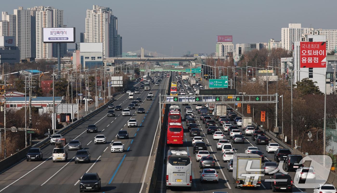 설 연휴를 하루 앞둔 24일 경기 용인시 기흥구 경부고속도로 수원신갈IC 인근 고속도로에서 귀성 차량이 이동하고 있다. 2025.1.24/뉴스1 ⓒ News1 김영운 기자
