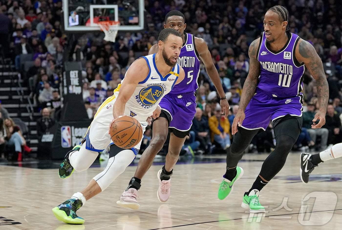 스테픈 커리(흰색)가 경기 도중 드리블을 하고 있다. ⓒ AFP=뉴스1