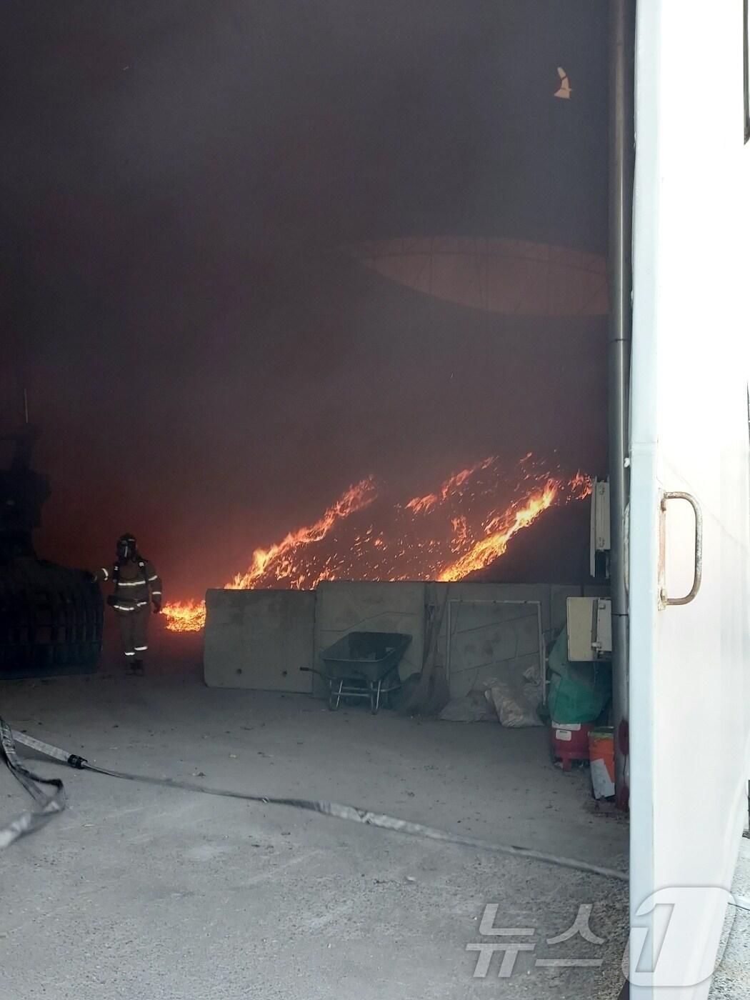 본문 이미지 -  24일 오후 2시 5분께 전북 군산시 산북동의 한 재활용 폐합성수지 제조공장에서 불이 났다.(군산소방 제공) 2025.1.24/뉴스1