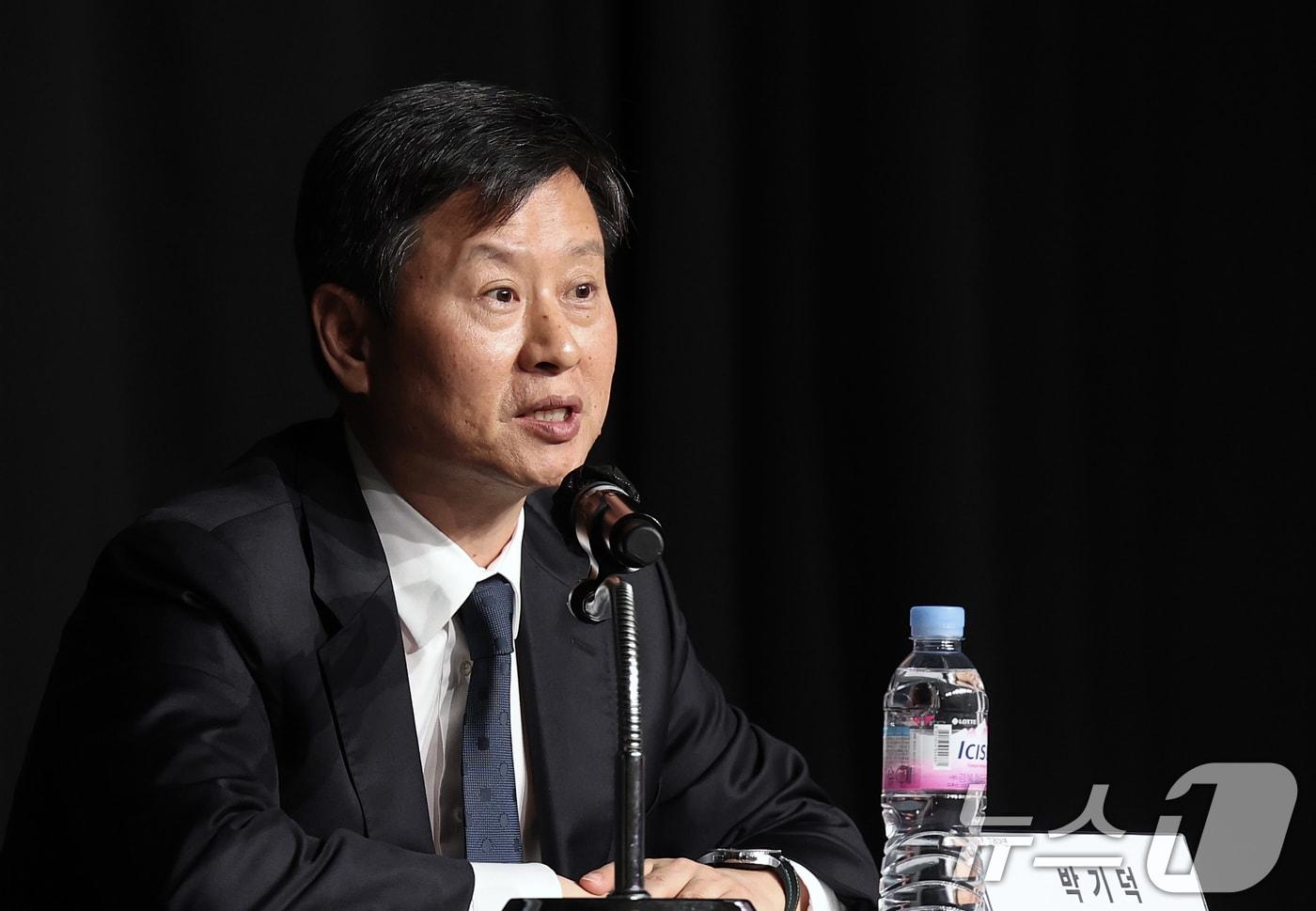 박기덕 고려아연 대표이사가 24일 오후 서울 용산구 그랜드하얏트 서울에서 열린 기자회견에서 임시주총 결과 등 최근 현안과 관련한 경영진의 입장을 설명하고 있다. 2025.1.24/뉴스1 ⓒ News1 오대일 기자