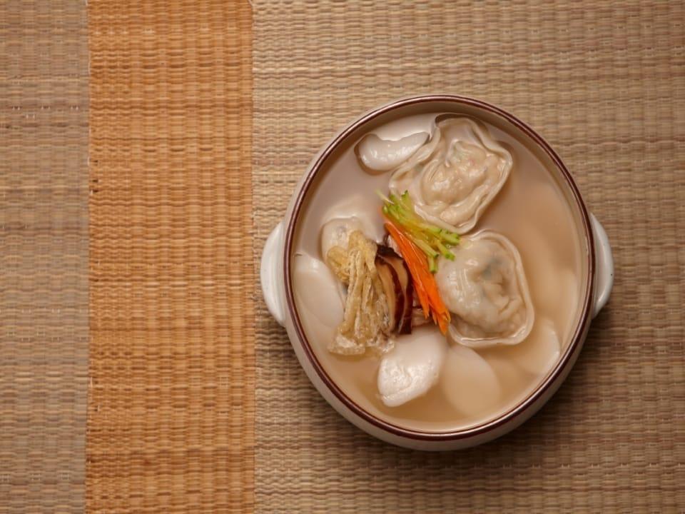 본문 이미지 - 템플스테이에서 체험하는 떡국(제공 한국불교문화사업단)