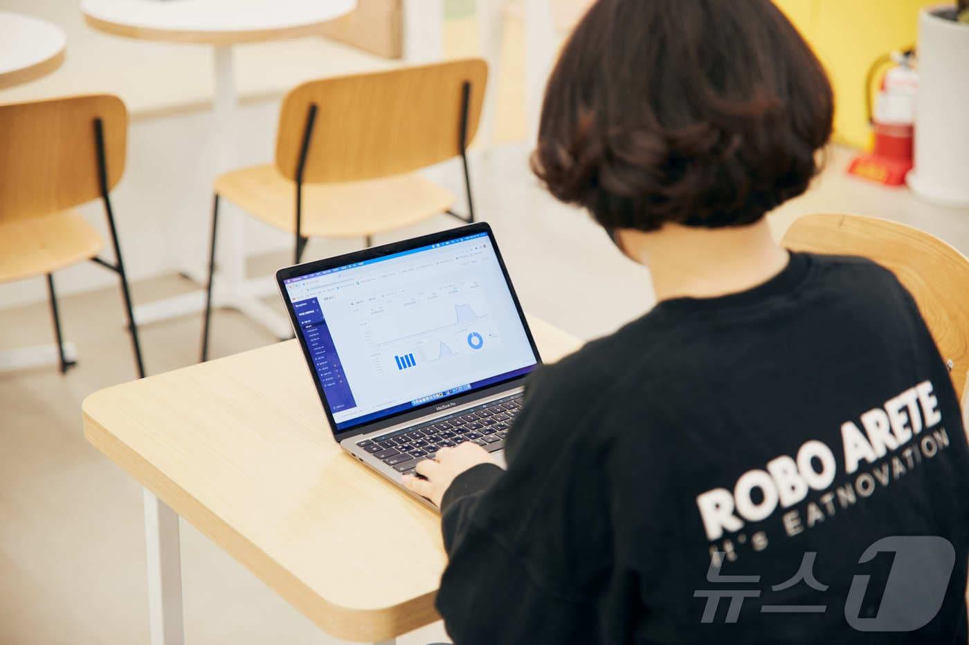 매장관리 SaaS 솔루션 &#39;페이히어&#39;의 프랜차이즈 대시보드를 통해 지점 관리를 하고 있는 사업자&#40;페이히어 제공&#41;