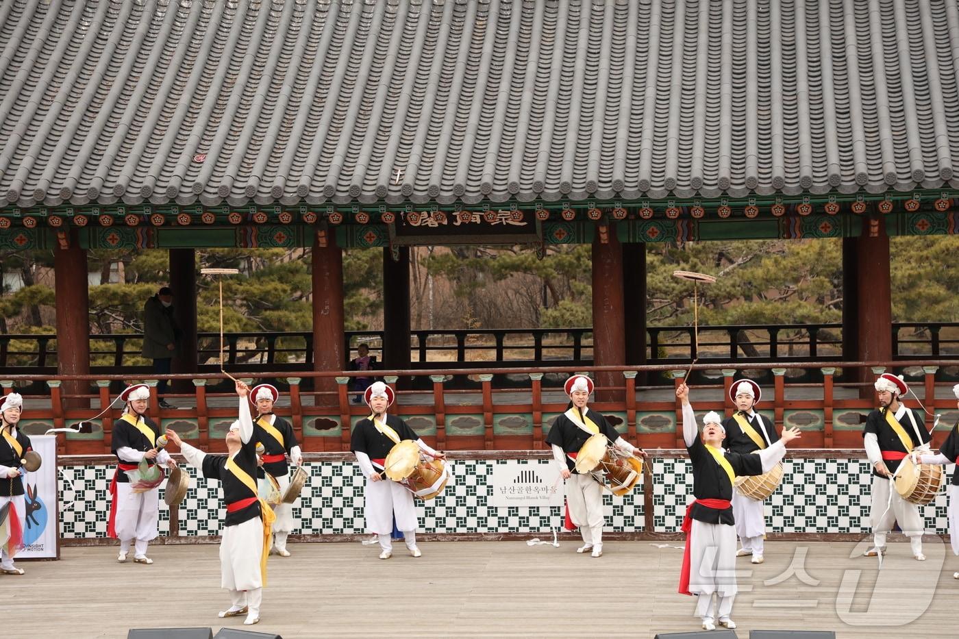  서울 남산골 한옥마을에서 풍물놀이를 하는 모습 (서울시 제공)