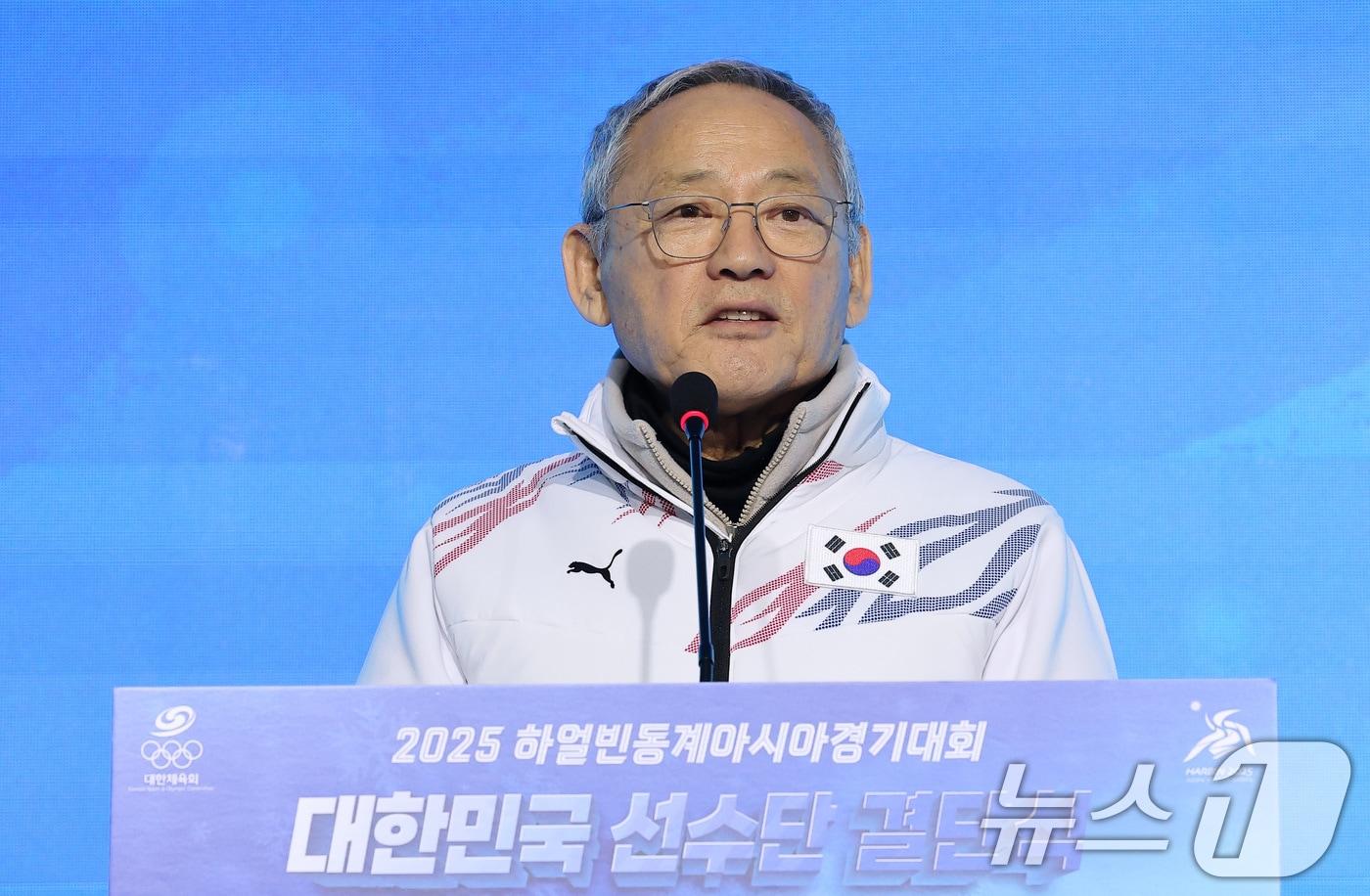본문 이미지 - 유인촌 문화체육관광부 장관이 24일 서울 송파구 올림픽파크텔 올림피아홀에서 열린 '2025 하얼빈 동계아시안게임' 대한민국 선수단 결단식에서 축사하고 있다. 2025.1.24/뉴스1 ⓒ News1 김성진 기자