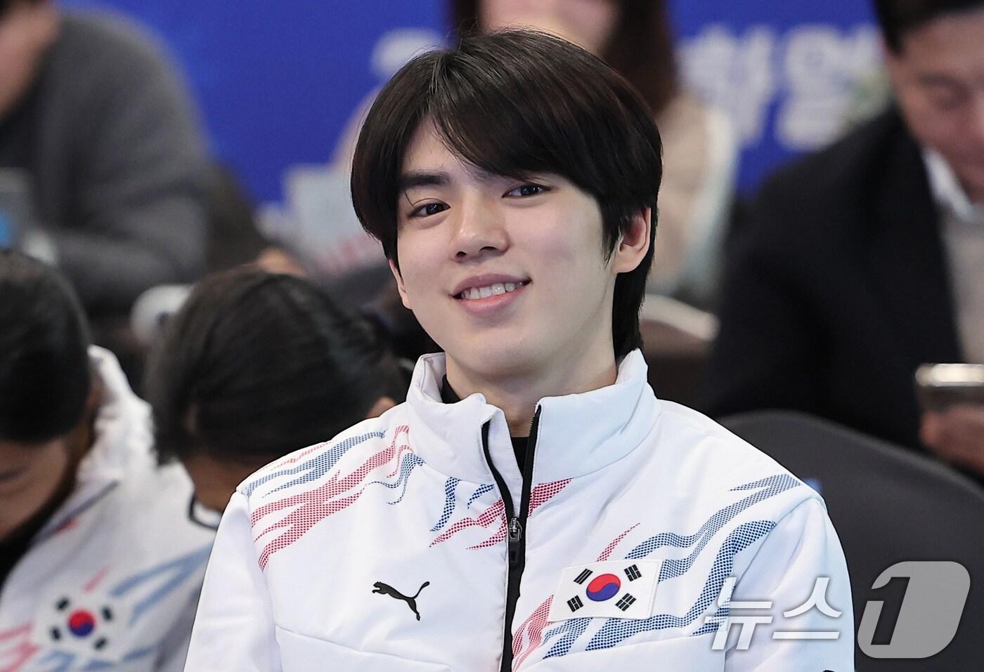 본문 이미지 - 24일 서울 송파구 올림픽파크텔 올림피아홀에서 열린 '2025 하얼빈 동계아시안게임' 대한민국 선수단 결단식에서 피겨 차준환이 미소를 짓고 있다.  2025.1.24/뉴스1 ⓒ News1 김성진 기자