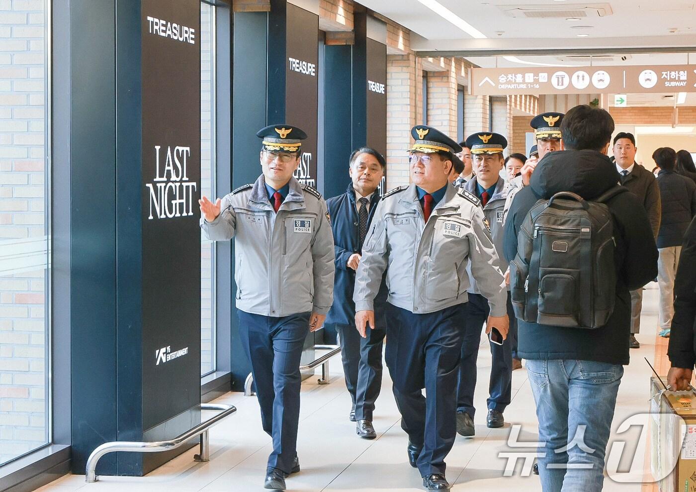 이호영 경찰청 차장&#40;청장 직무대행&#41;이 설 명절을 앞둔 24일 치안상황 점검차 서울 서초구 고속버스터미널을 방문, 시설을 둘러보고 있다. &#40;경찰청 제공&#41; 2025.1.24/뉴스1