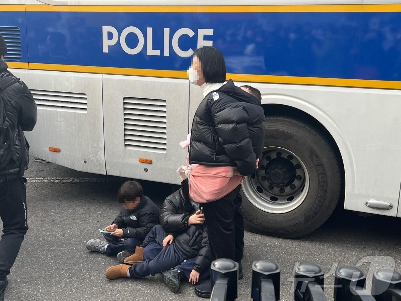 본문 이미지 - 18일 서울 마포구 서부지법 앞 미신고 집회에 한 여성이 아동 4명과 함께 참여했다.2025.01.18/뉴스1 ⓒ News1 김민재 기자